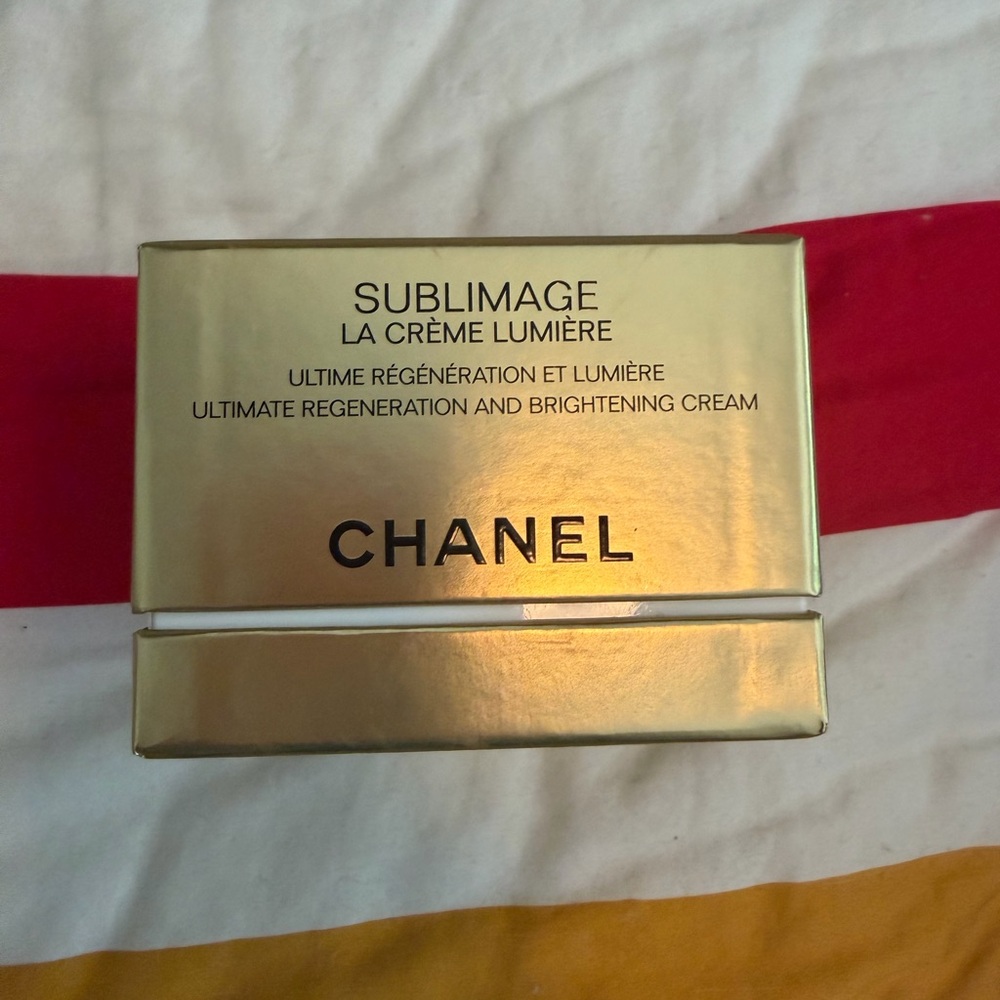 CHANEL Sublimage La Crème Lumière - Gold Packaging